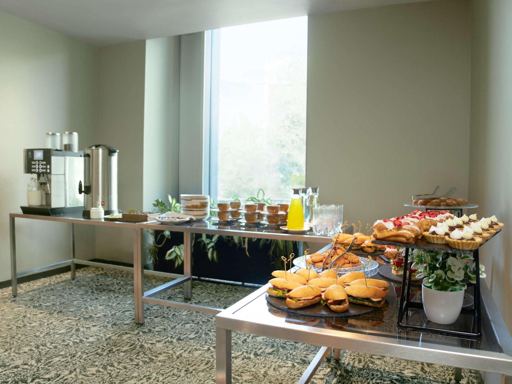 Novotel Living Almaty Jetisu Ngoại thất bức ảnh